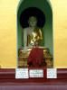 Mönch betet vor Buddhastatue