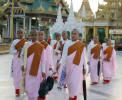 Mönche/Nonnen an der Shwedagon-Pagode