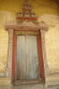 Eine der vier reich verzierten Türen der Hoi tai.